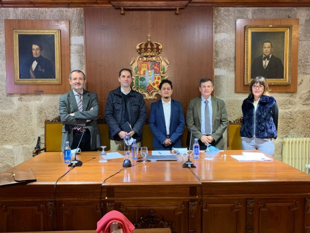 El jefe de servicio de Neurocirugía del hospital, el codirector de la tesis de la Escuela de Ingeniería Industrial, el autor del trabajo, el catedrático de Física Aplicada de la escuela y la codirectora del proyecto y neurocirujana del Álvaro Cunqueiro