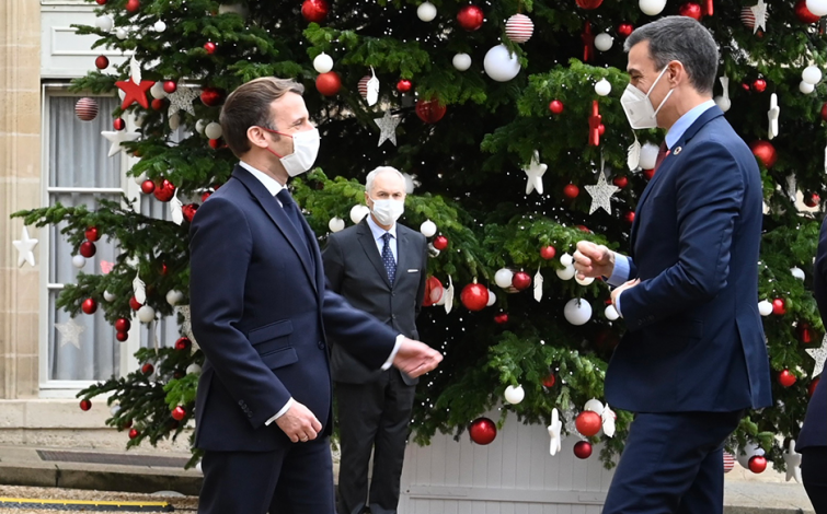 Pedro Sánchez en cuarentena tras el positivo de coronavirus de Macron, con quien comió el lunes