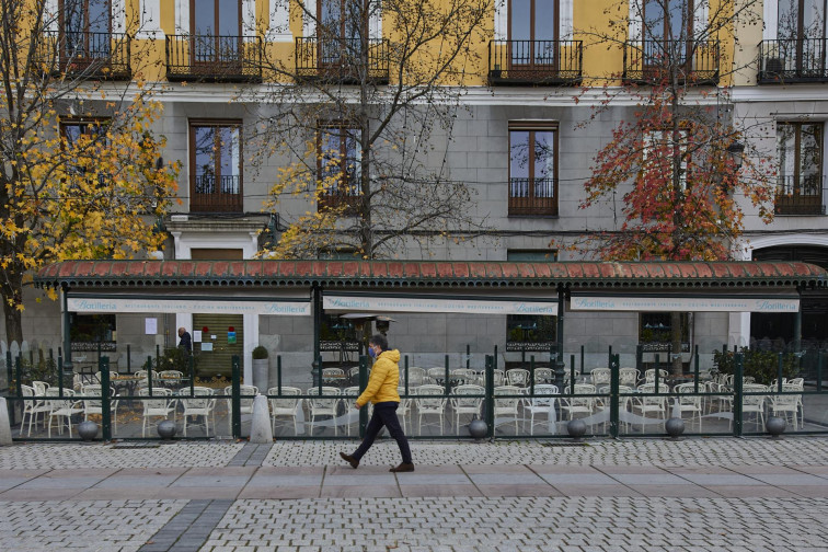 Bares y restaurantes solo podrán abrir para servir comidas en Cataluña