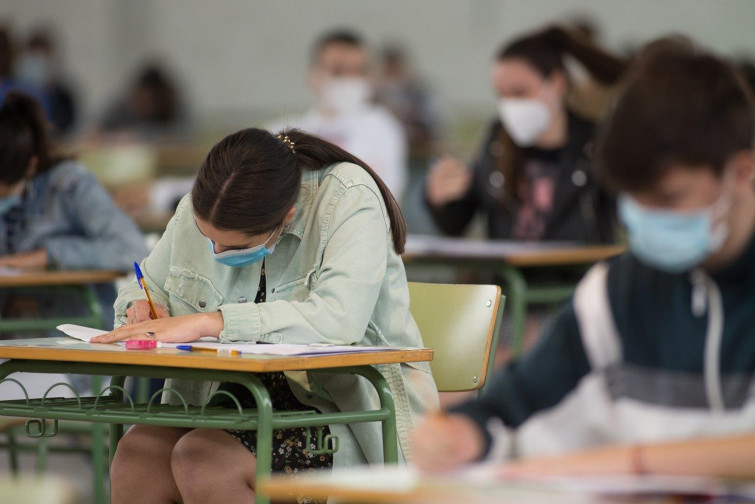 Suben los casos activos en los colegios gallegos y en el número de aulas cerradas