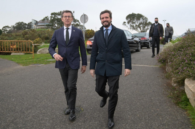 El presidente del Partido Popular, Pablo Casado (i) y el presidente de la Xunta de Galicia, Alberto Núñez Feijóo, durante un paseo por el Monte de San Pedro, en A Coruña, Galicia (España).