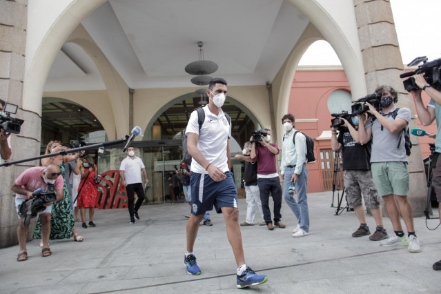 Uno de los 33 miembros del CF Fuenlabrada que ha recibido el alta epidemiológica abandona el hotel NH Finisterre