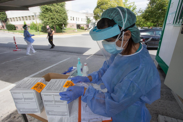 Una sanitaria prepara pruebas PCR en Monforte de Lemos (Lugo).