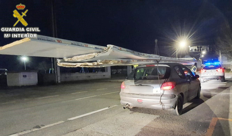 Sorprendido conduciendo con una tabla el doble de larga que su coche en Cambados