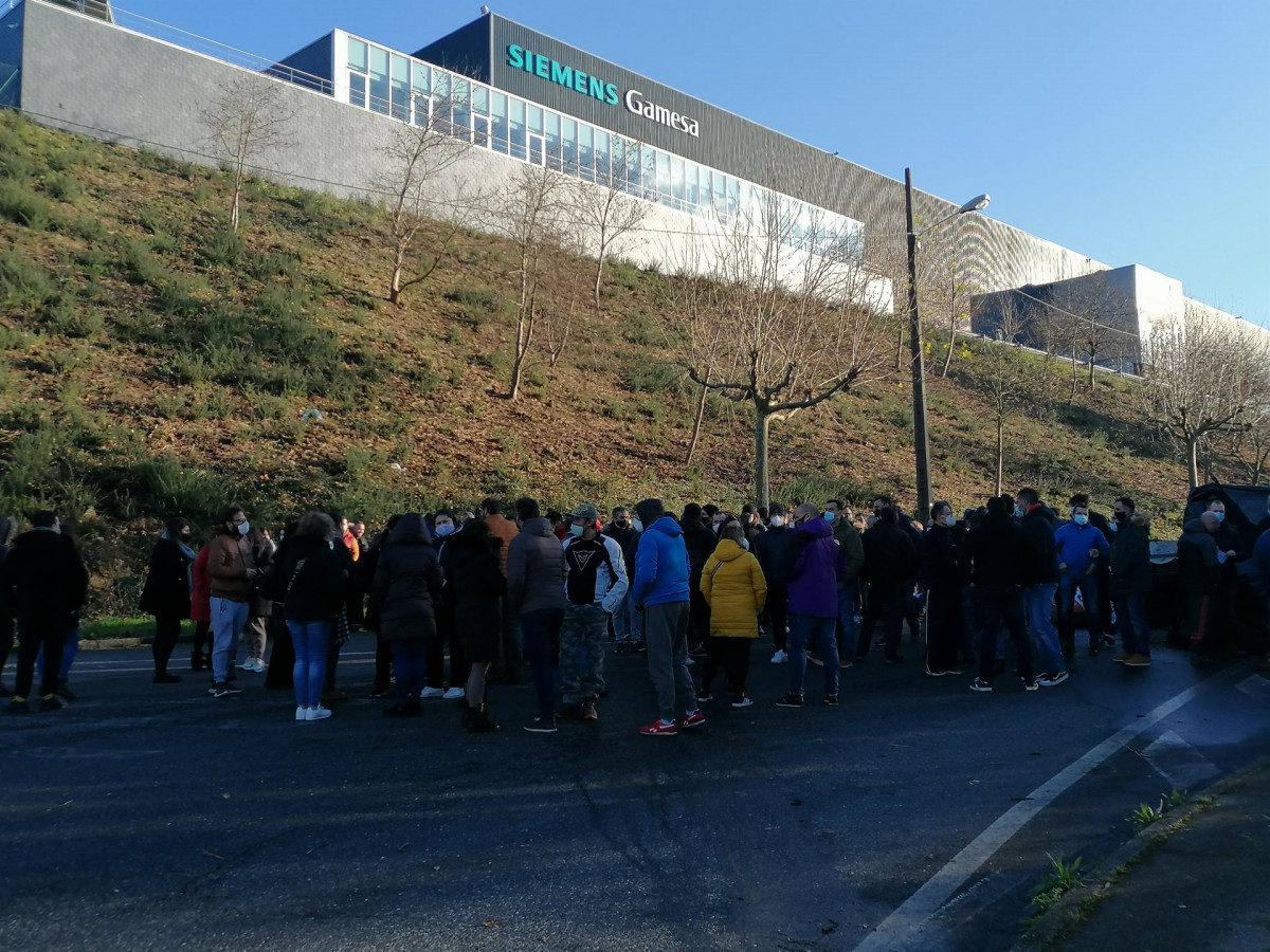 Asamblea de los trabajadores de Siemens Gamesa en As Somozas a la puerta de la fábrica