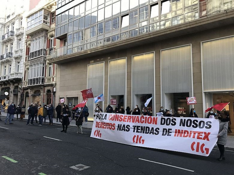 Protesta de trabajadores de Inditex para pedir la recolocación 