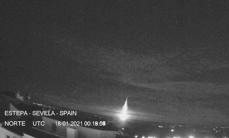 (VÍDEO) Un meteorito atraviesa el cielo gallego, dejando tras de sí una estela verdosa antes de colisionar en León