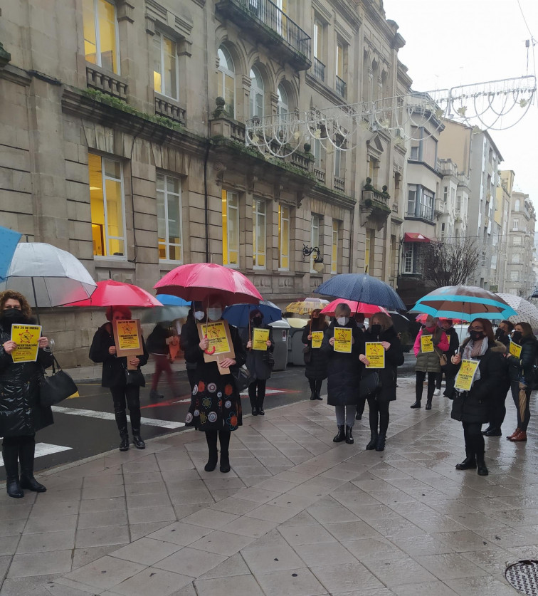 ¿Si somos un servicio esencial por qué pagamos el IVA de lujo? protestan peluqueras en Pontevedra y Ourense