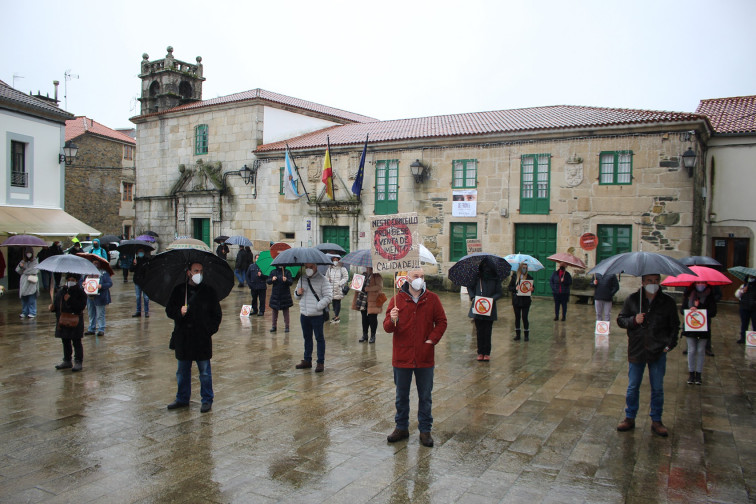 Concentración multitudinaria en Melide contra el Concello y su decisión de clausurar el mercado