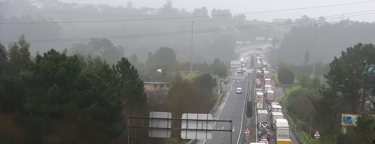 Atasco de tru00e1fico en Tui en la A55 en la frontera con Portugal en una imagen de la webcam de la DGT a la 11 30