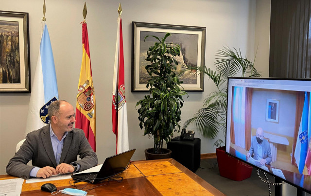 David Regades, delegado de Zona Franca de Vigo, en una reunión telemática con el delegado del Gobierno en Galicia, Javier Losada.