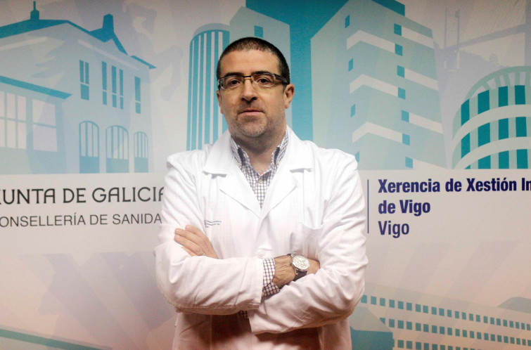 El gerente de la Estructura Orgánica de Xestión Integrada del área sanitaria de Vigo, Félix Rubial, niega que el subdirector de Urgencias, Juan Lázaro, haya dimitido y asegura que no lo hará.