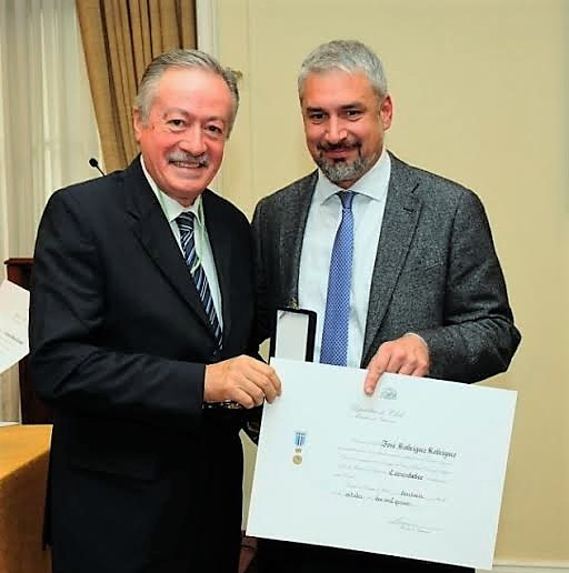 El periodista y escritor gallego José R. Rodríguez, condecorado en Santiago de Chile