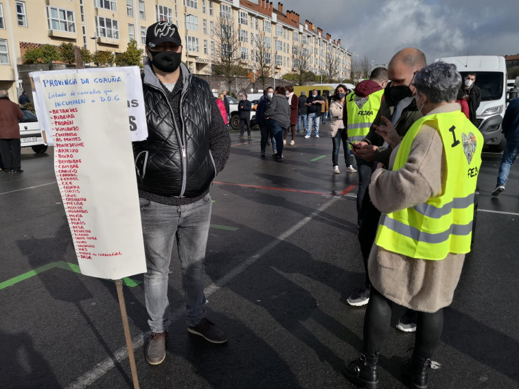 Feriantes y vendedores ambulantes cortan el tráfico en Santiago para pedir que les dejen trabajar