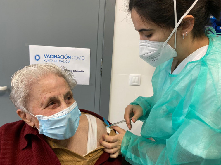 Vídeo: Así se están vacunando contra el coronavirus los primeros gallegos mayores de 80 años