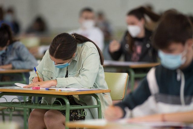 Archivo - Estudiantes de bachillerato realizan los exámenes de Selectividad en Viveiro (Lugo)