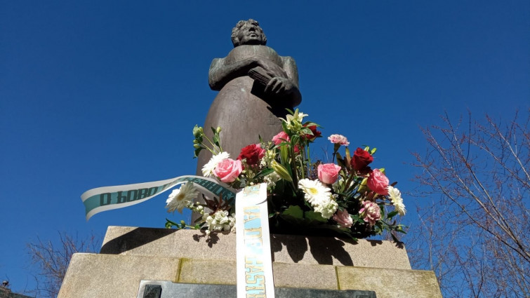 Poemas, ofrendas florales y canciones en el día de Rosalía de Castro recuerdan la figura de la poetisa