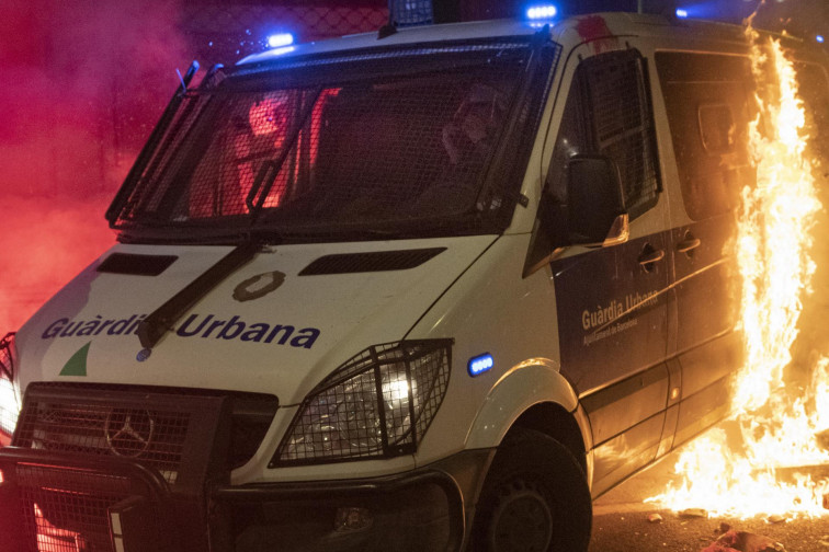 Detenidos en Barcelona por disturbios en los que quemaron una furgoneta con un policía dentro (vídeo)