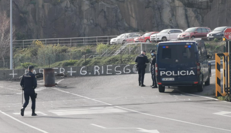 (VÍDEO) Gran despliegue de la Policía Nacional para registrar las plantas de Alu Ibérica en A Coruña y Avilés