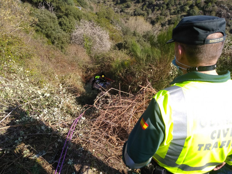 La Guardia Civil rescata a una septuagenaria que se despeñó con su coche desde 15 metros de altura en O Barco