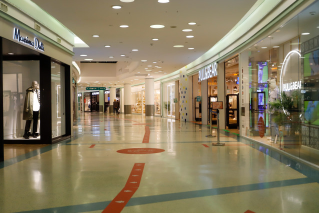 Un centro comercial vacío en una jornada marcada por el inicio de la entrada en vigor de una desescalada gradual en la región, en Vigo, Galicia (España), a 17 de febrero de 2021.