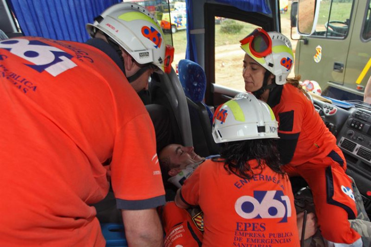 El 061 asistió a 83 personas debido a 60 accidentes de tráfico el fin de semana en Galicia, de las que una murió