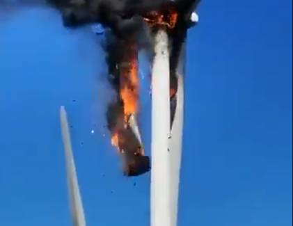 (VÍDEO) Espectacular incendio de un aerogenerador en el parque eólico de O Faro, entre Rodeiro y Chantada