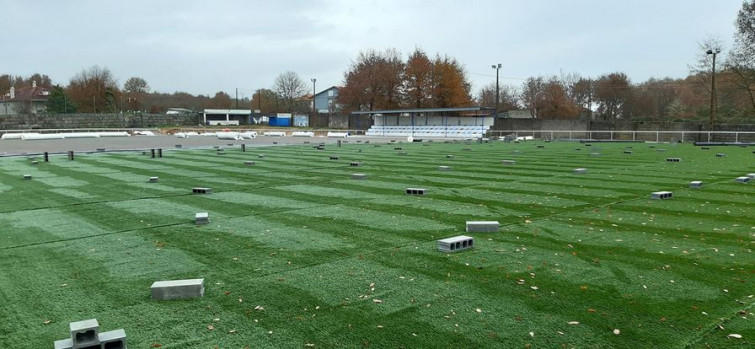 Roba césped artificial del campo de fútbol del Salamonde en O Carballiño por valor de 5.000 euros