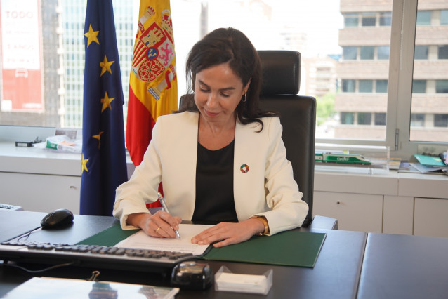 Archivo - La presidenta de Adif, Isabel Pardo de Vera, firma los acuerdos marco por los que Renfe, Ilsa y SNCF empezarán a competir en el AVE en diciembre