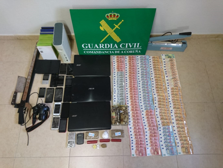 Guardia Civil desmantela un punto de venta de drogas en Fisterra que operaba cerca de dos colegios