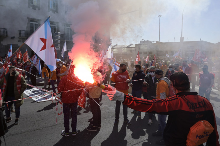 Miles de manifestantes en la defensa del empleo de Alu Ibérica llenan las calles de A Coruña