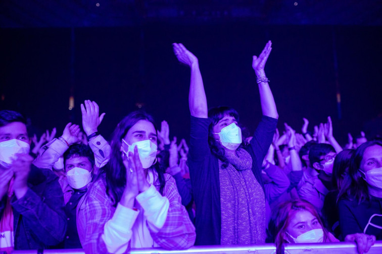 Así fue el concierto sin distancia social de Love of Lesbian ante 5.000 personas en interiores en Barcelona