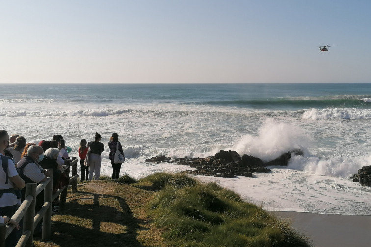 Un hombre muere ahogado en la playa de Repibelo, en Arteixo, con un fuerte oleaje este domingo