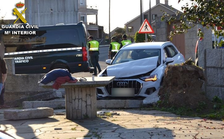 Trata de saltarse un control en Cambados y acaba estampado contra una casa: cuadruplicaba la tasa permitida