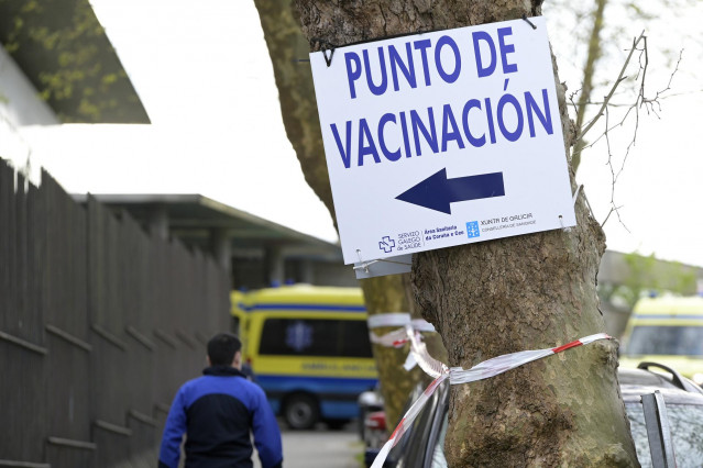 Indicaciones para el punto de vacunación en el Hospital Marítimo de Oza, en A Coruña, Galicia (España), a 24 de marzo de 2021. Galicia reanuda hoy, al igual que el resto de las comunidades españolas, la vacunación con AstraZeneca, y lo hará 