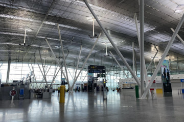 Archivo - El Aeropuerto Rosalía de Castro de Santiago recibe los primeros vuelos internacionales.