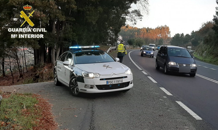 Al volante y tan borracha que pide ayuda a la Guardia Civil para regresar a su trabajo en A Cañiza