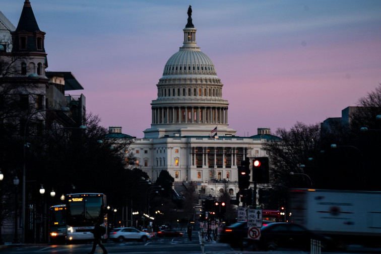 El Capitolio de Estados Unidos cerrado tras embestir un coche una barrera (vídeos)