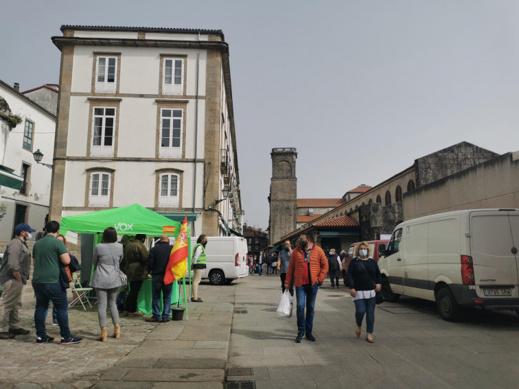 (VÍDEO) Antifascistas piden la ilegalización de la ultraderecha ante una carpa de Vox en Santiago de Compostela