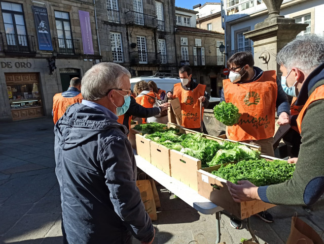 Agricultores regalan lechugas en la Praza do Toural, en Santiago