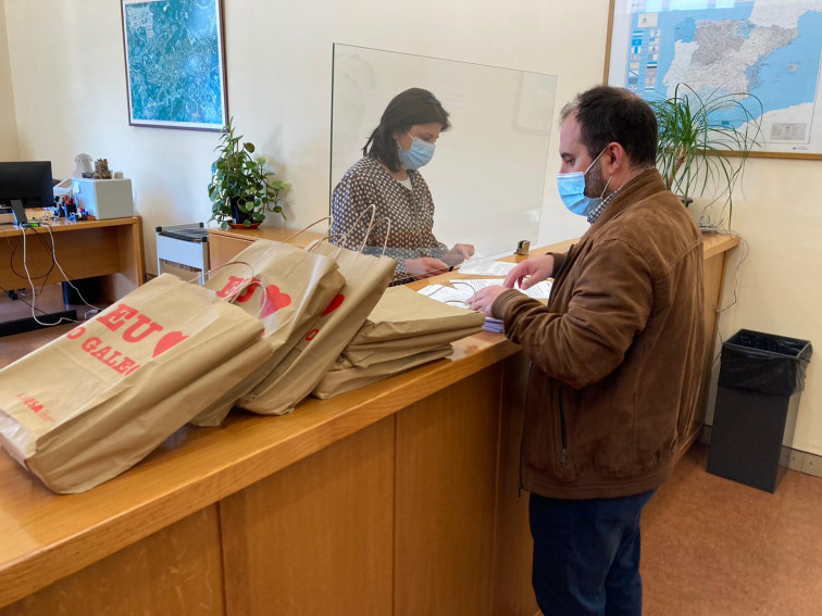 ​A Mesa entrega más de 33.000 firmas en el Parlamento de Galicia por un nuevo canal 24 horas en gallego