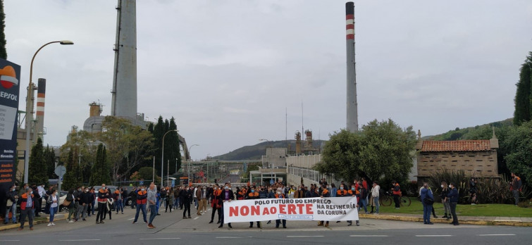 Protesta de los empleados de la Repsol en A Coruña contra el ERTE planteado en la refinería