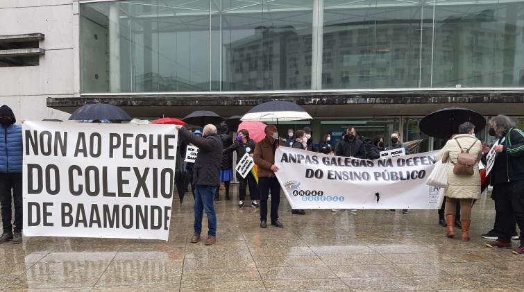 En torno a un centenar de personas protestan en Lugo ante la Xunta contra el cierre del colegio de Baamonde