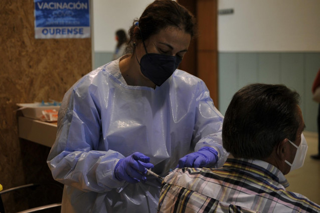 Una sanitaria inyecta a un paciente la primera dosis de la vacuna AstraZeneca en el recinto de Expourense, a 6 de abril de 2021, en Ourense, Galicia (España). Hoy ha comenzado la vacunación en el Área Sanitaria de Ourense de los usuarios de edades compren