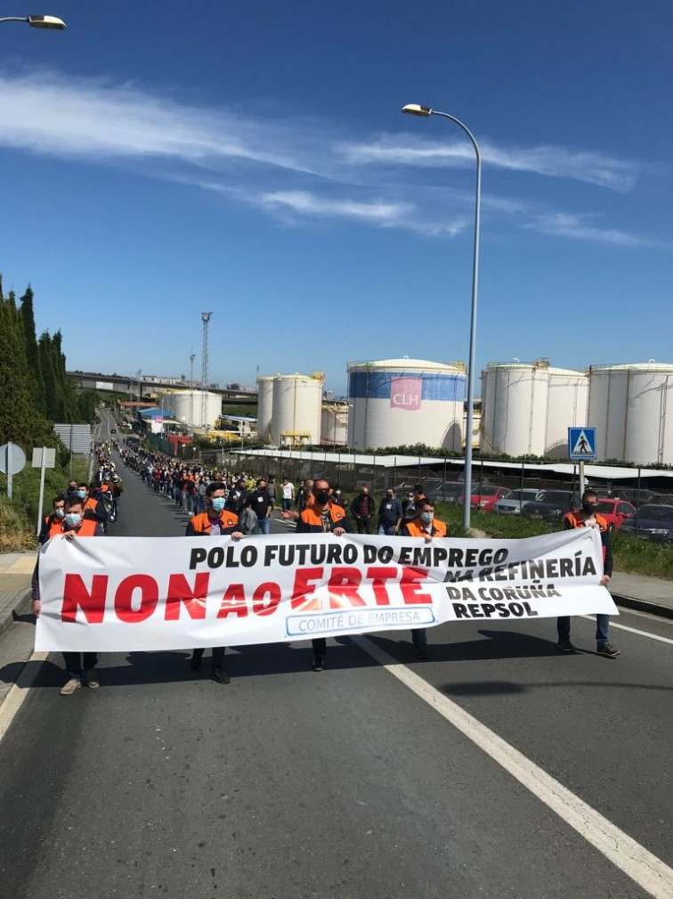 Cientos de trabajadores protestan contra el ERTE de Repsol en la refinería de A Coruña