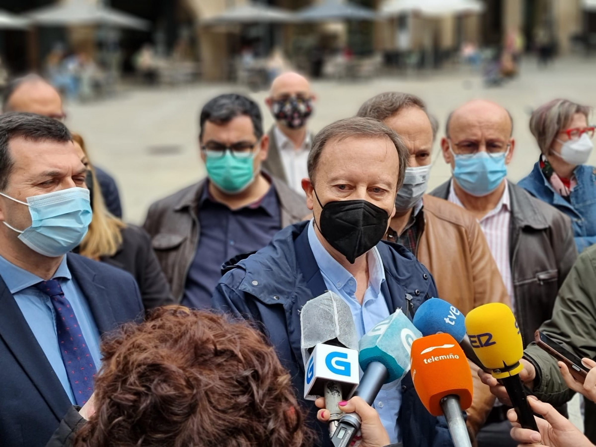 Caballero y Villarino atendiendo hoy a a la prensa en Ourense