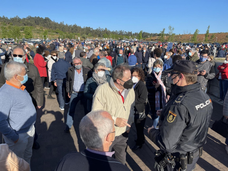 La Xunta abre la puerta a vacunar a profesores y policías no inmunizados tras acabar con los mayores de 60