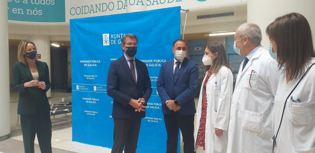 El presidente de la Xunta, Alberto Núñez Feijóo, junto al conselleiro de Sanidade, Julio García Comesaña, la delegada de la Xunta en Vigo, Marta Fernández-Tapias, y responsables del Sergas en el área viguesa.