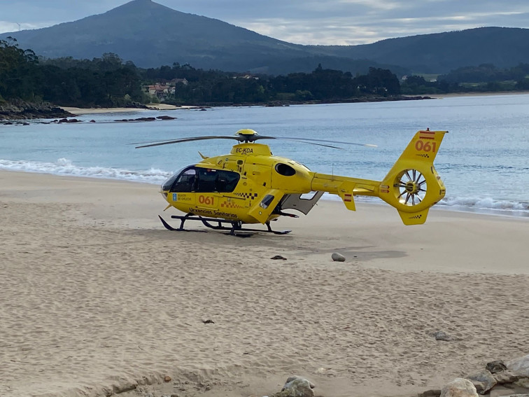 Un joven de 19 años termina con una lesión medular tras golpearse saltando desde una roca en la cala de Meán