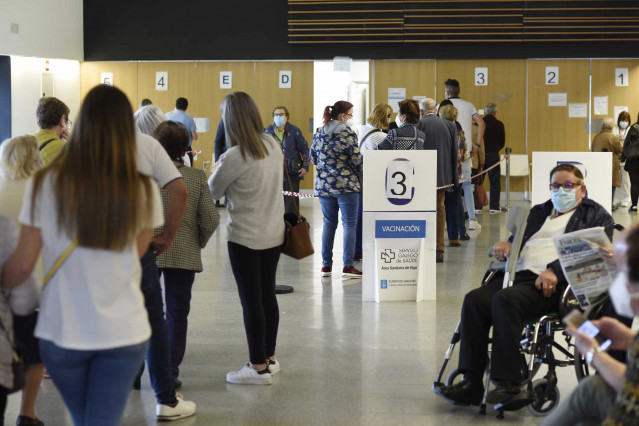 Persoas maiores de 80 anos, policías, bombeiros e profesores esperan para ser vacinados coa dose de Moderna e AstraZeneca respectivamente, no hospital Álvaro Cunqueiro de Vigo, en Vigo, Pontevedra, Galicia (España),